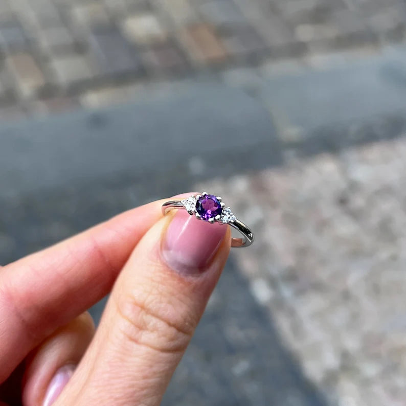 Gold ring with amethyst and diamonds