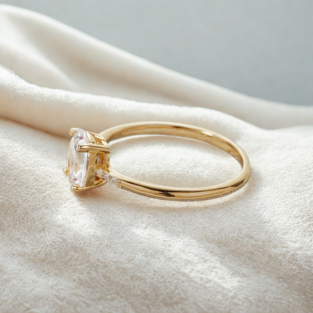 14K Gold Oval Diamond Ring – Timeless Elegance